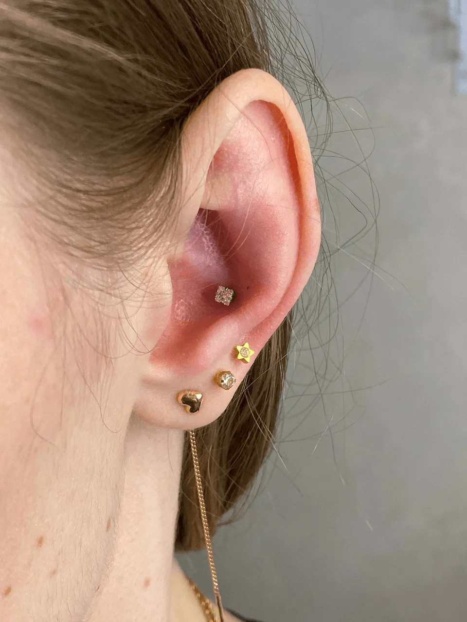 Przekłuwanie chrząstki conch — Cute Piercing Warszawa
