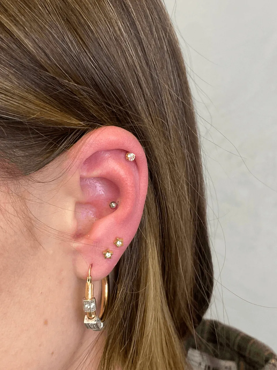 Przekłuwanie chrząstki helix — Cute Piercing Warszawa