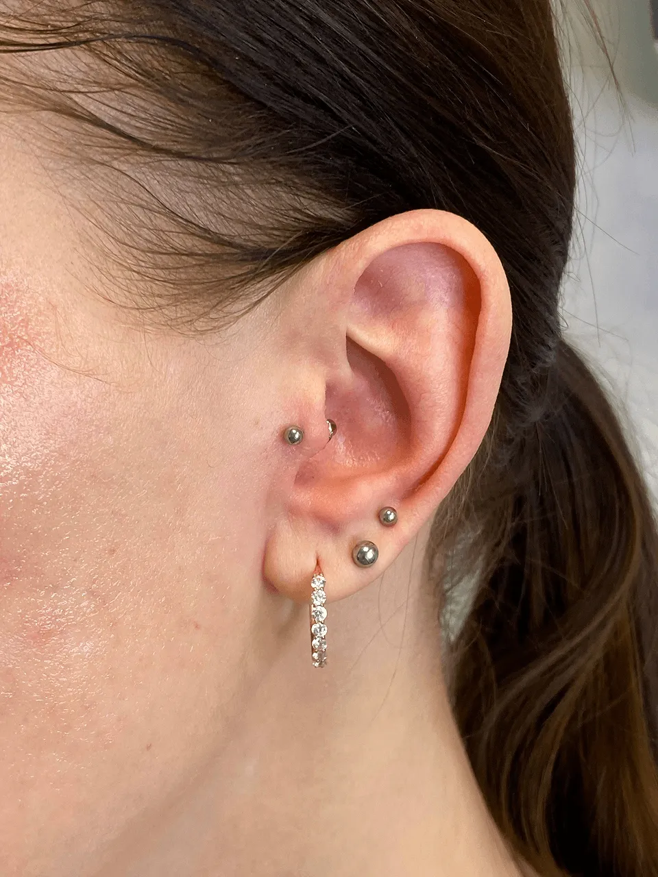 Przekłuwanie chrząstki tragus — Cute Piercing Warszawa