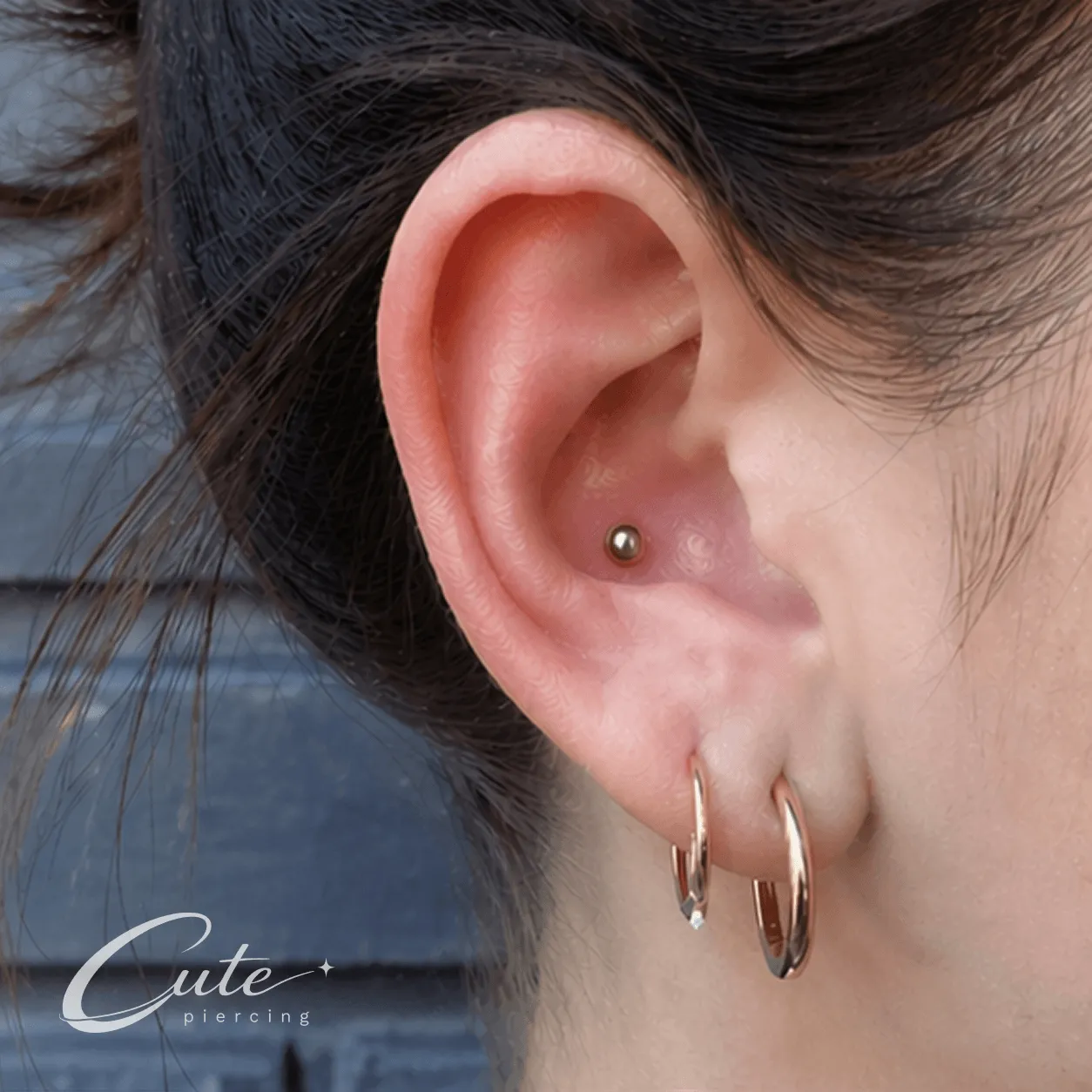 Conch piercing chrząstki — Cute Piercing Warszawa