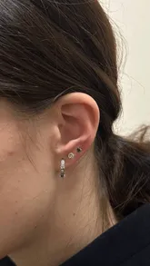 Przekłuwanie uszu dorosłym czarny sztyft — Cute Piercing Warszawa