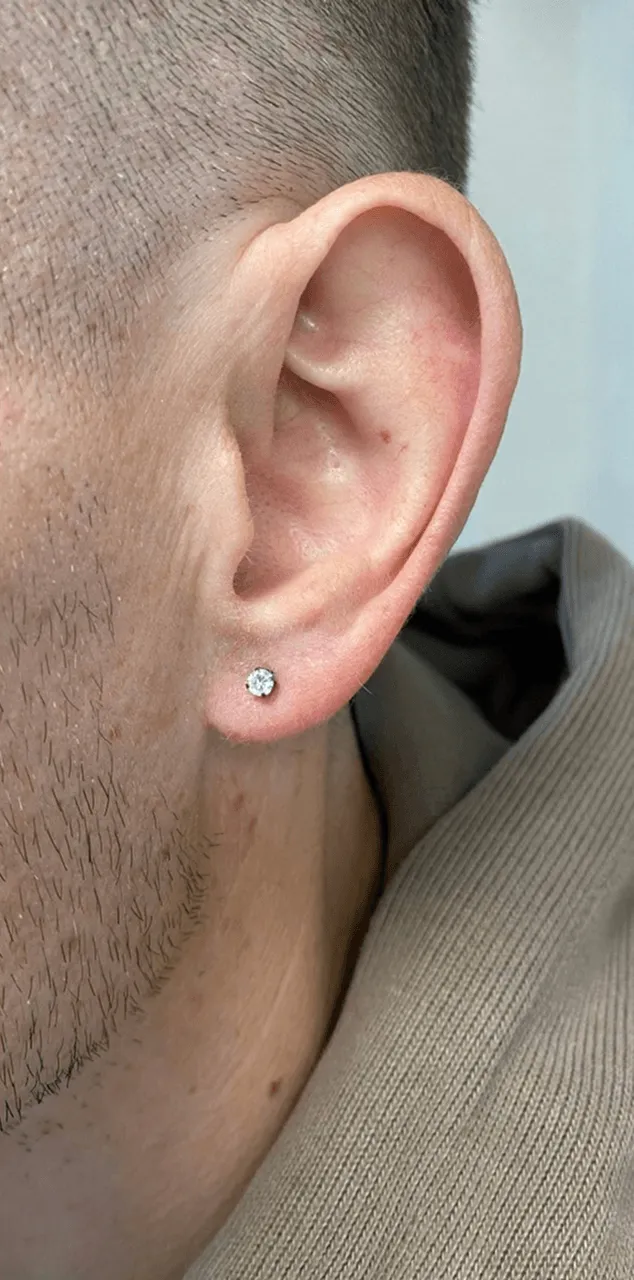 Przekłuwanie uszu dorosłym srebrny sztyft — Cute Piercing Warszawa