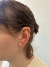 Przekłuwanie uszu dorosłym srebrny sztyft — Cute Piercing Warszawa