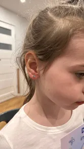 Przekłuwanie uszu dzieciom niebieski sztyft — Cute Piercing Warszawa