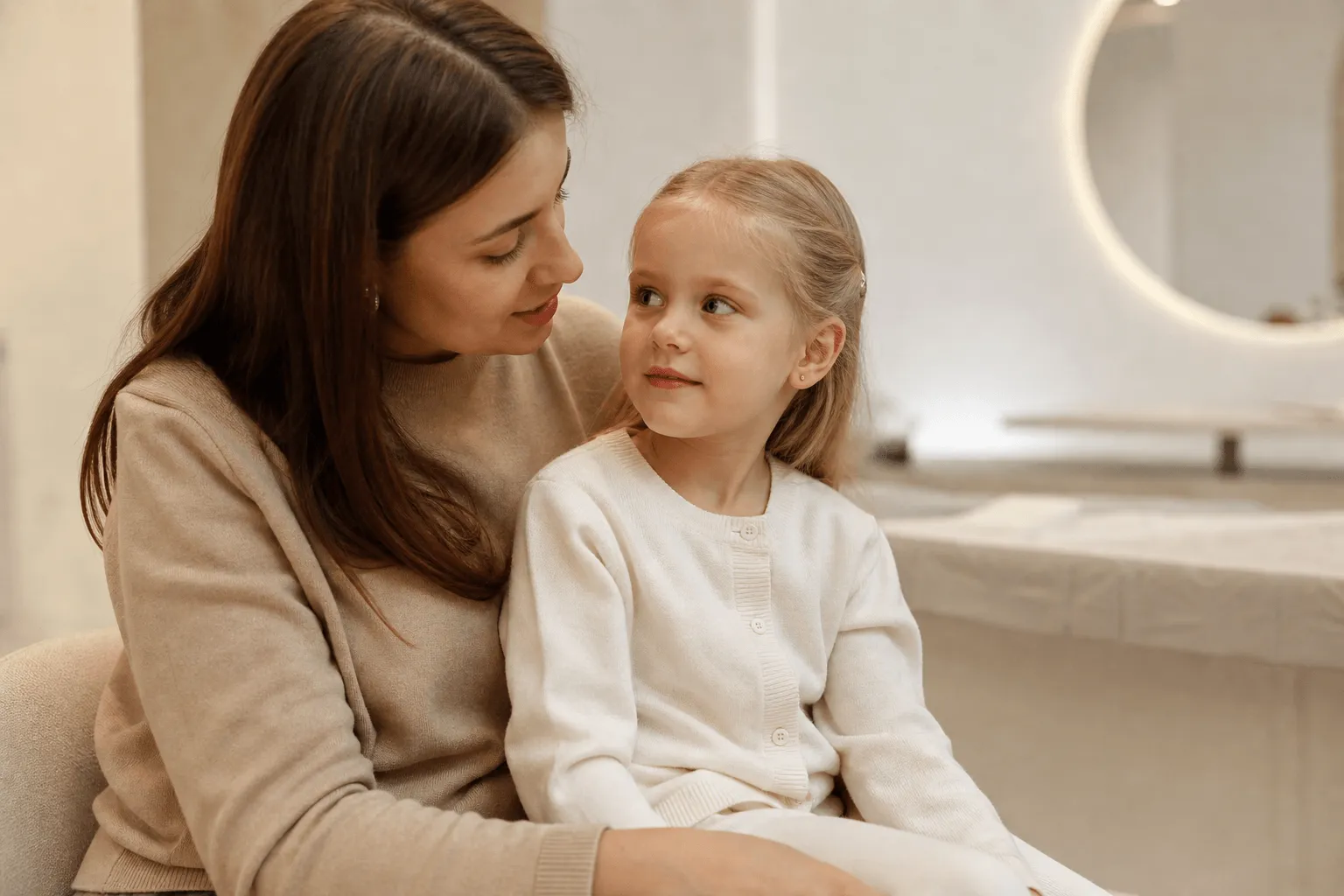 Mama z niemowlęciem przed przekłuwaniem uszu w Cute Piercing Warszawa