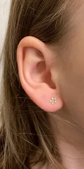 Przekłuwanie uszu dzieciom złoty kwiatek — Cute Piercing Warszawa
