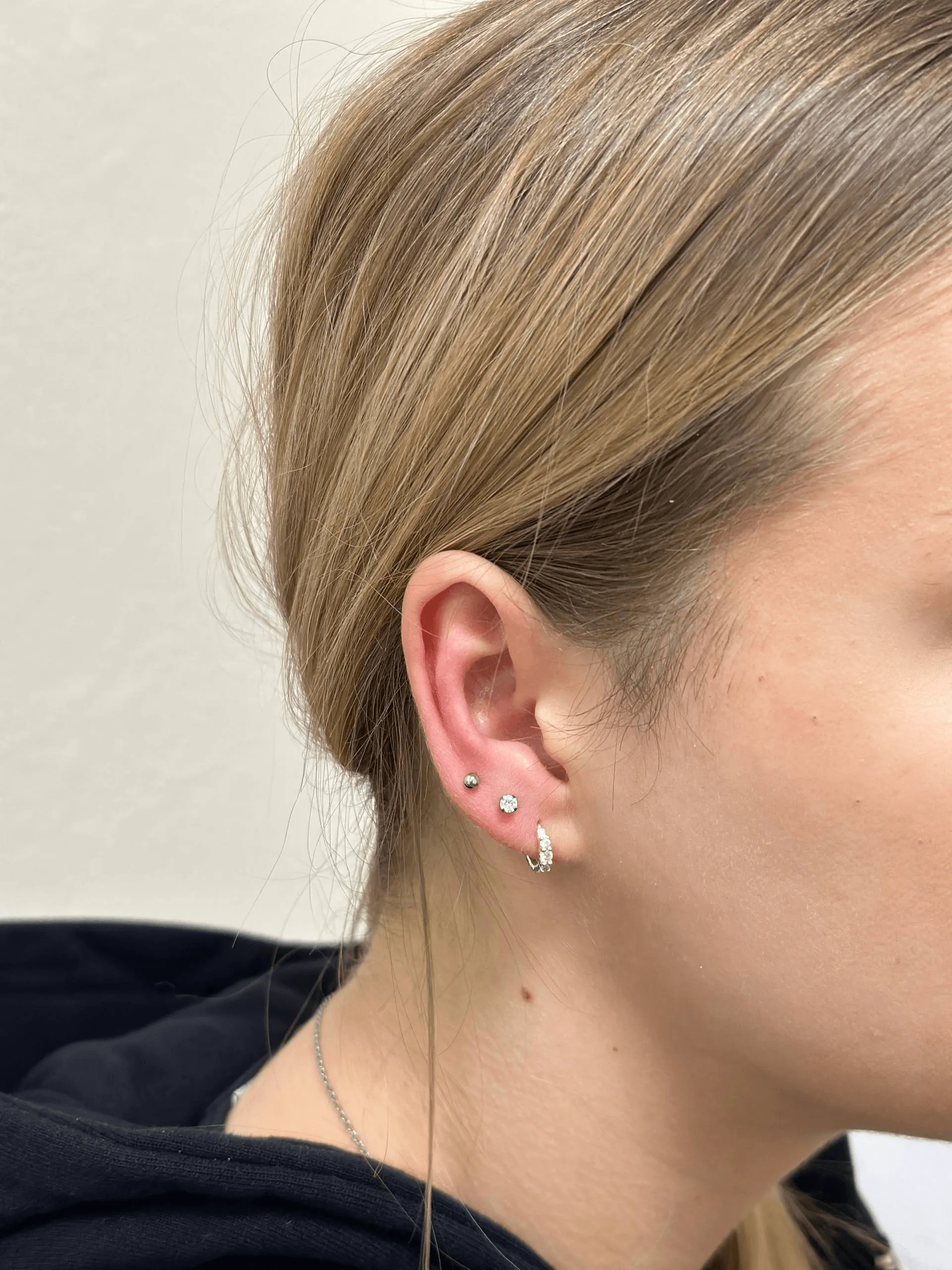 Przekłuwanie uszu dzieciom złoty sztyft — Cute Piercing Warszawa