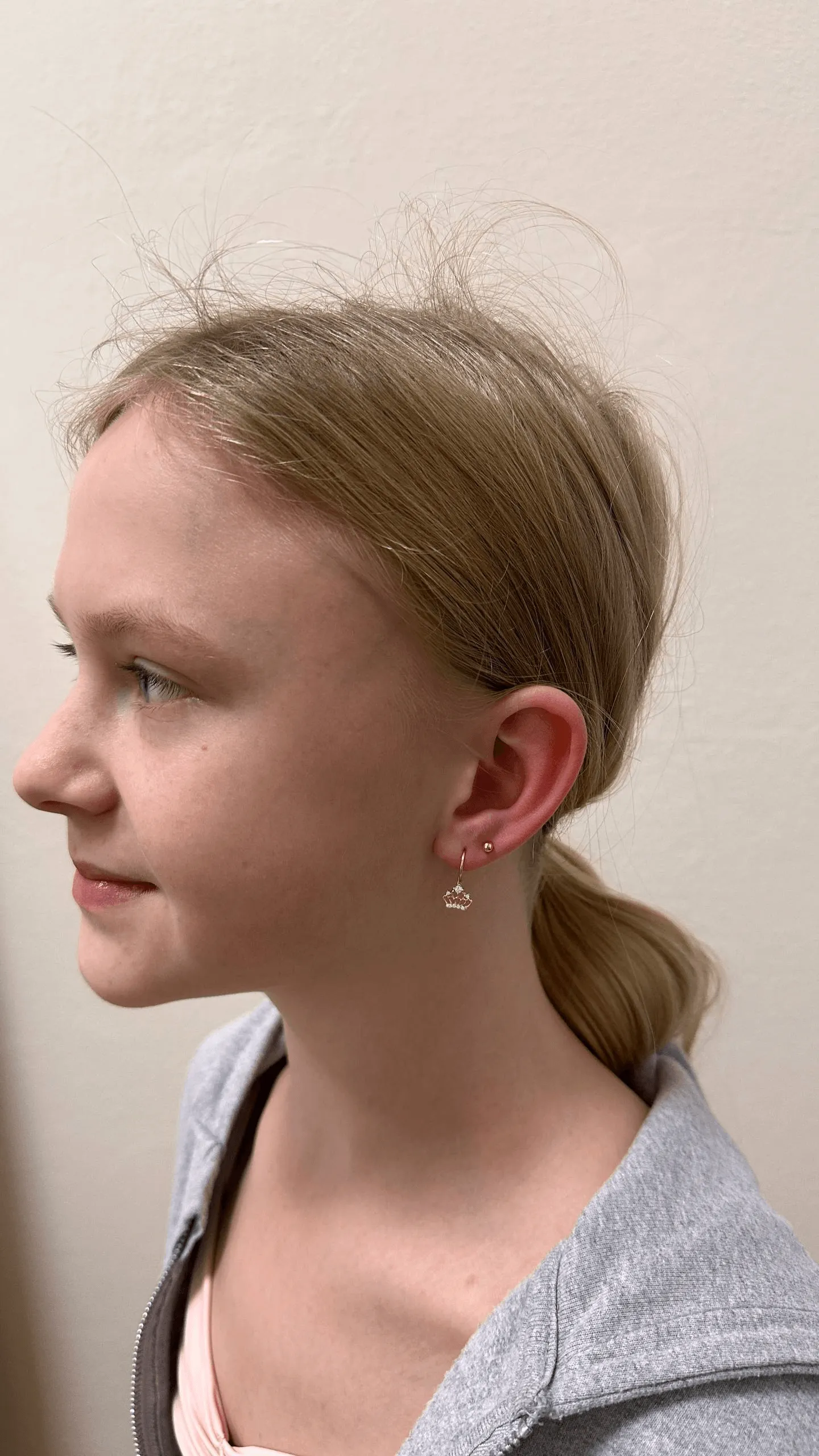 Przekłuwanie uszu dzieciom złoty sztyft — Cute Piercing Warszawa