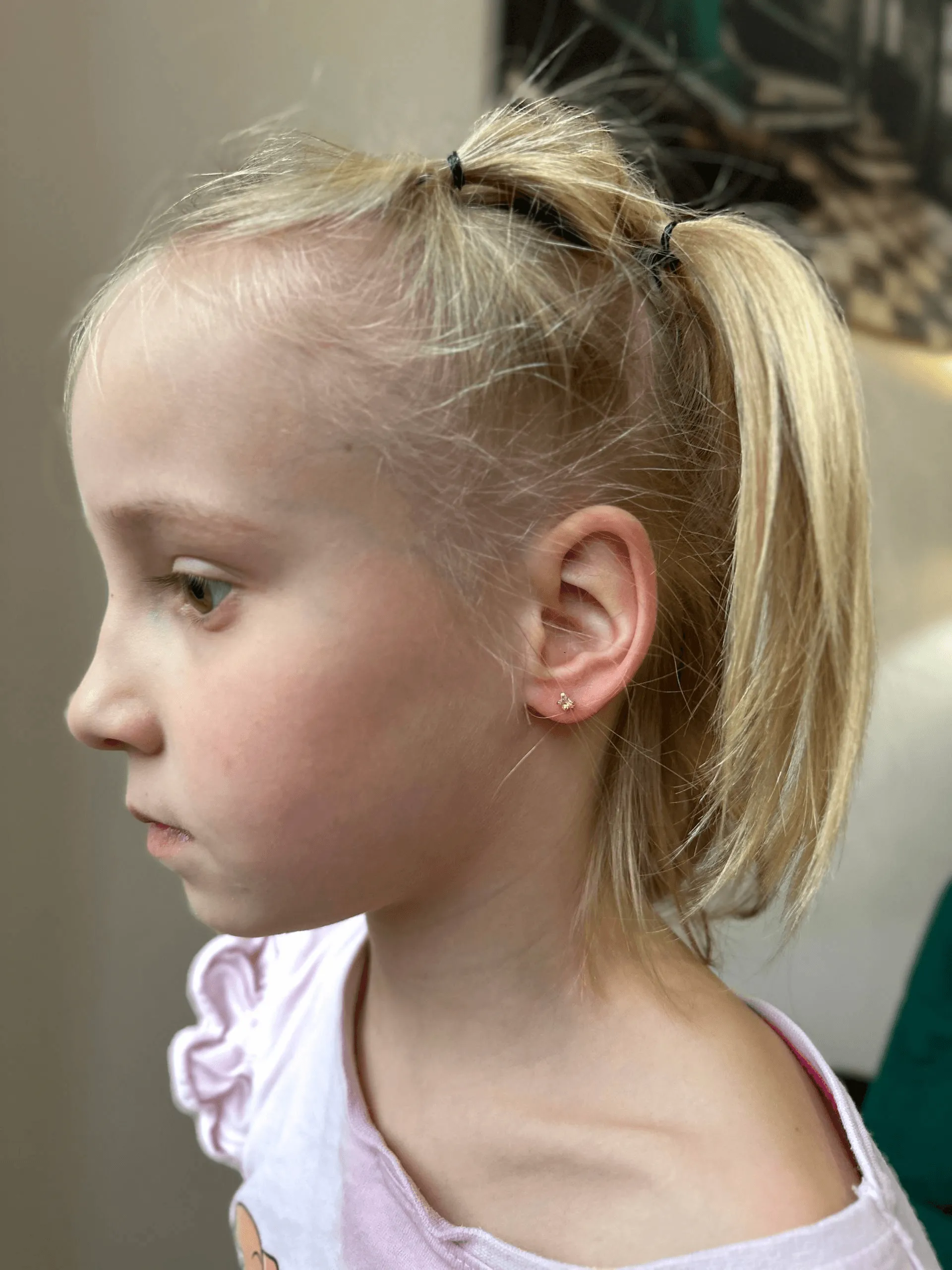 Przekłuwanie uszu dzieciom złoty sztyft — Cute Piercing Warszawa