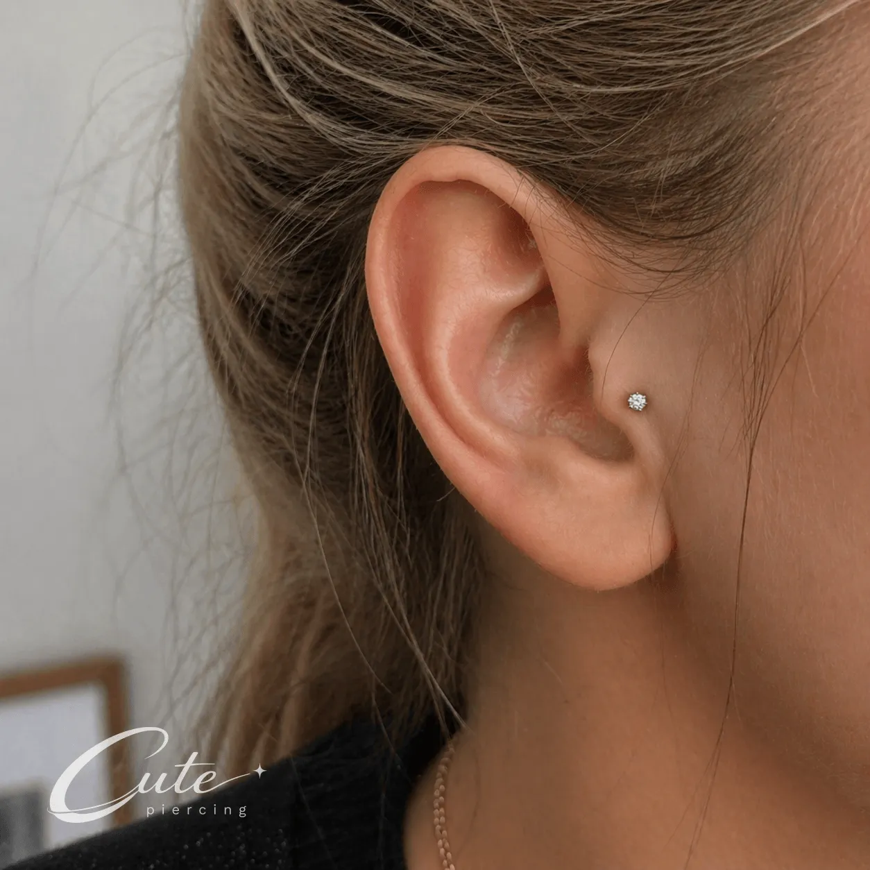 Tragus piercing chrząstki — Cute Piercing Warszawa